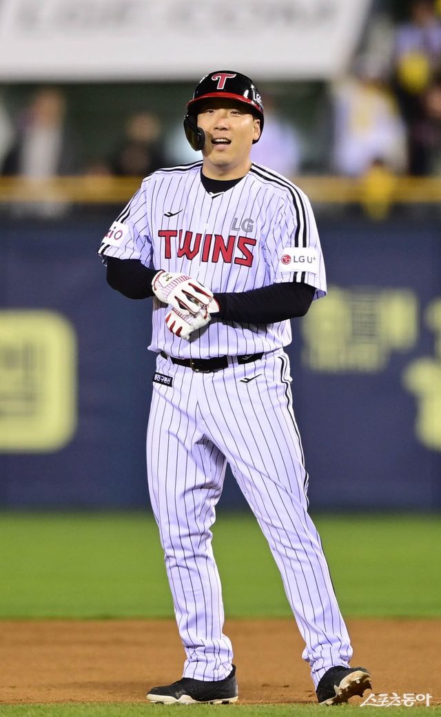 23일 서울 잠실야구장에서 열린 ‘2025 신한 SOL Bank KBO리그’ NC 다이노스와 LG 트윈스의 경기에서 7회말 2사 2, 3루 LG 김현수가 2타점 우전 2루타를 친 후 기뻐하고 있다. 잠실 ｜ 주현희 기자 teth1147@donga.com