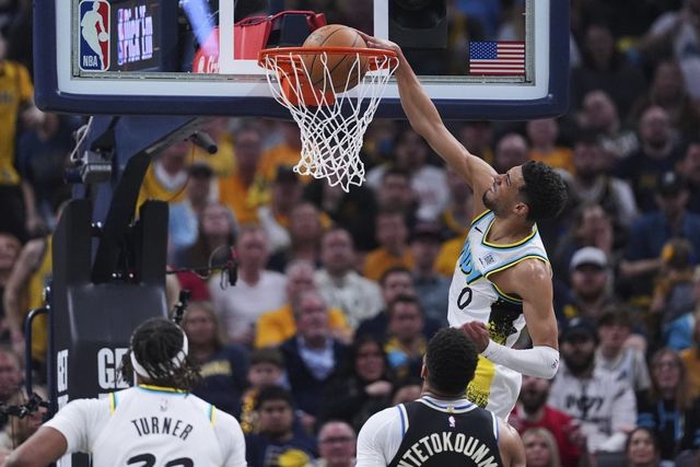 인디애나의 타이리스 할리버튼(오른쪽)이 23일(한국시간) 게인브릿지 필드하우스에서 열린 NBA PO 1라운드 밀워키와 2차전 도중 원 핸드 덩크슛을 림에 꽂고 있다. 인디애나는 주전들의 고른 활약으로 밀워키를 상대로 2연승을 챙겼다. 인디애나폴리스(미 인디애나주)｜AP뉴시