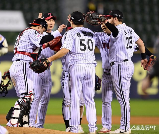 23일 서울 잠실야구장에서 열린 ‘2025 신한 SOL Bank KBO리그’ NC 다이노스와 LG 트윈스의 경기에서 3-0으로 승리한 LG 선수들이 기쁨을 나누고 있다. 잠실 ｜ 주현희 기자 teth1147@donga.com
