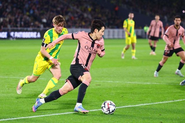 PSG 이강인(앞)이 23일(한국시간) 프랑스 스타드 드 라 보주아르에서 열린 낭트와 2024~2025시즌 프랑스 리그앙 29라운드 순연 원정경기 도중 드리블을 하고 있다. 팀은 1-1로 비겼지만, 이강인은 전반 33분 비티냐의 골을 도우며 2개월 만에 공격 포인트를 수확했다. 사진출처｜PSG 공식 홈페이지