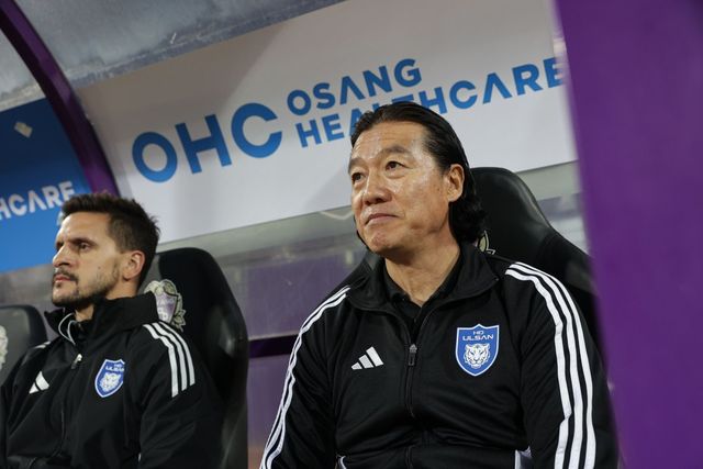 울산 김판곤 감독은 올 시즌 화력 고민이 깊다. 선수들간 손발이 아직 맞지 않고 있지만 조만간 한번 크게 터져주면 공격의 물꼬가 트일 것이라고 기대한다. 사진은 김 감독이 23일 안양종합운동장에서 열린 안양과 2025시즌 K리그1 19라운드 원정경기 도중 경기장을 바라보는 모습. 사진제공｜한국프로축구연맹