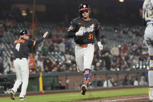 샌프란시스코 이정후가 23일(한국시간) 오라클파크에서 열린 밀워키전 8회말 득점을 올리고 있다. 샌프란시스코(미 캘리포니아주)｜AP뉴시스