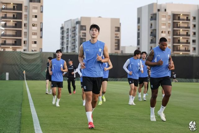 사우디아라비아 제다에서 알힐랄과 ACLE 8강전을 앞둔 광주 선수들이 훈련장에서 가벼운 러닝으로 몸을 풀고 있다. 사진출처｜광주FC SNS