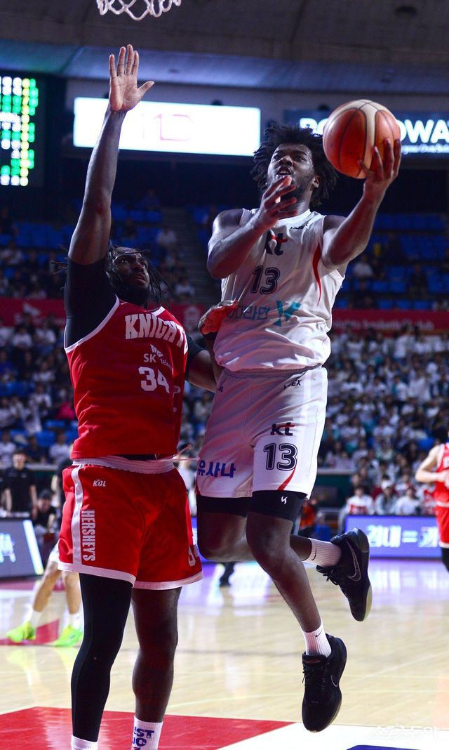 KT 레이션 해먼즈(오른쪽)는 6강 PO 1·2차전에서 총 9점에 그치며 어려움을 겪었지만, 이후 조금씩 살아날 기미를 보이고 있다. 허훈 이외의 공격옵션이 필요한 KT로선 해먼즈의 부활이 반갑다. 24일 4강 PO 1차전에서 공격을 시도하는 해먼즈. 잠실｜김종원 기자 won@donga.com