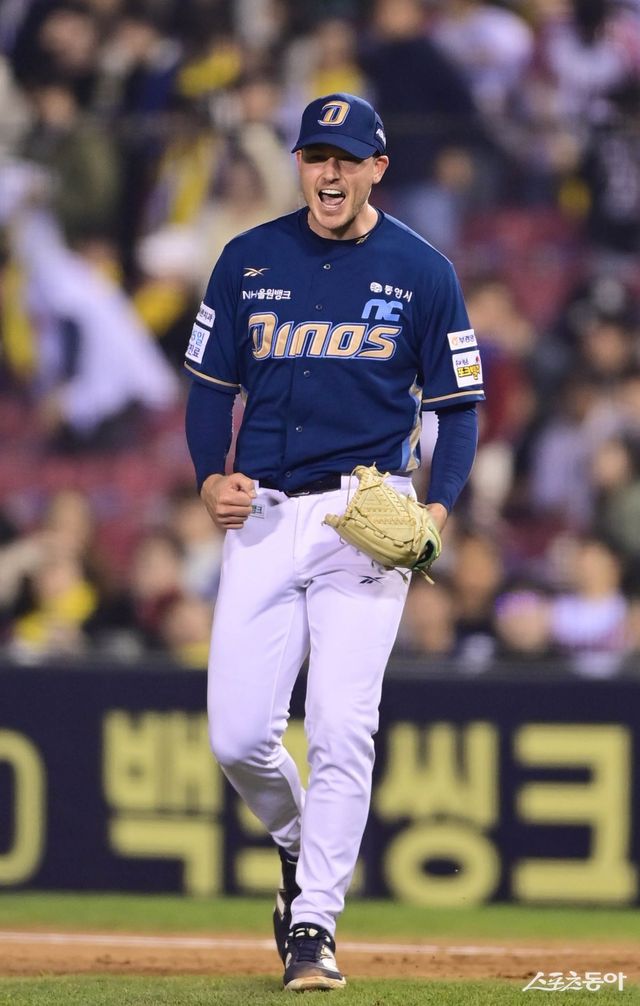 24일 서울 잠실야구장에서 열린 ‘2025 신한 SOL Bank KBO리그’ NC 다이노스와 LG 트윈스의 경기에서 6회말 무실점으로 수비를 마친 NC 선발 투수 라일리가 포효하고 있다. 잠실｜주현희 기자 teth1147@donga.com