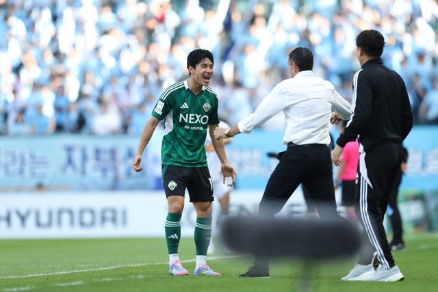 전북 전진우(왼쪽)가 20일 전주월드컵경기장에서 열린 대구와의 K리그1 홈경기에서 득점한 뒤 거스 포옛 감독의 축하를 받고 있다. 사진제공｜한국프로축구연맹