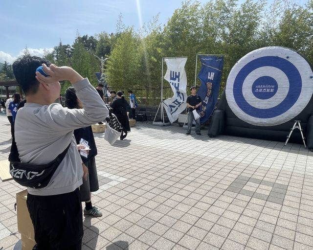 19일 및 20일 대구삼성라이온즈파크(삼성-롯데전)에서 열린 ‘내 응원의 함성을 스포츠토토와 함께’ 현장 행사에 참여한 한 시민이 미니 스포츠 게임을 하고 있다.