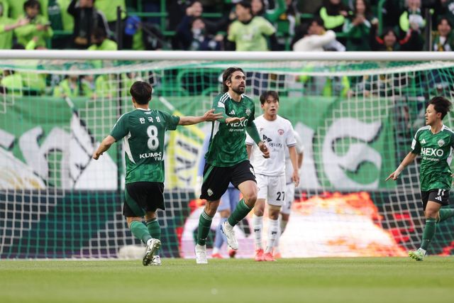 전북 콤파뇨(가운데)가 20일 전주월드컵경기장에서 열린 대구와의 K리그1 홈경기에서 팀 2번째 골을 성공시킨 뒤 한국영과 손뼉을 마주치며 기뻐하고 있다. 사진제공｜한국프로축구연맹