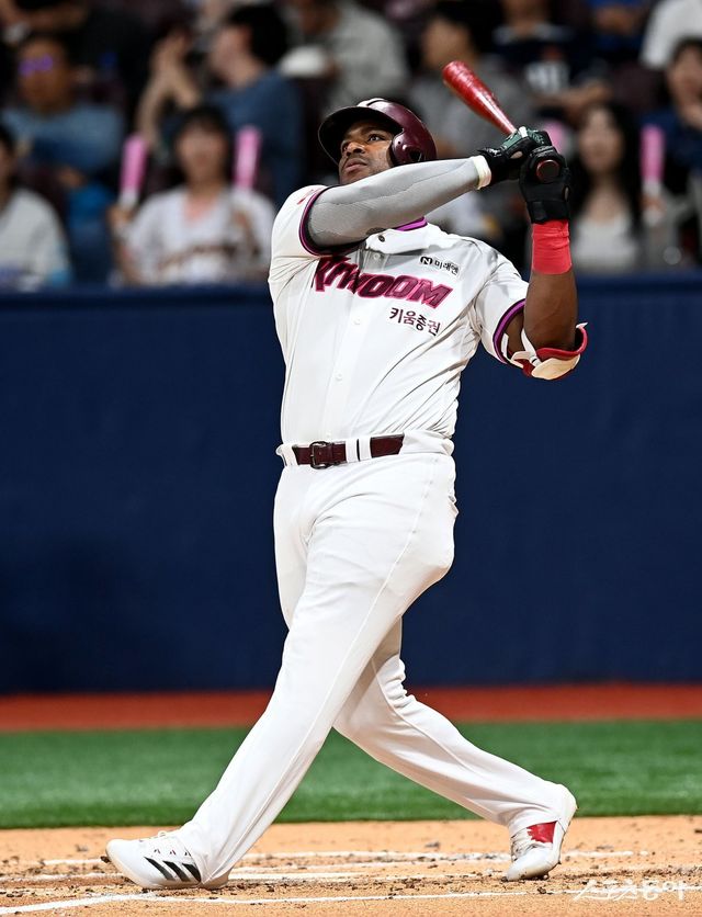 키움 푸이그가 어깨 회전근개 이상 소견을 받아 당분간 결장이 불가피할 전망이다. 스포츠동아 DB