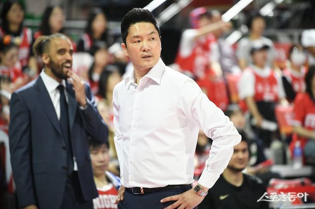 전희철 SK 감독이 23일 잠실학생체육관에서 열린 KT와 4강 PO 1차전 도중 불만스러운 표정으로 코트를 바라보고 있다. 전 감독은 1차전을 승리했지만 선수들의 좋지 않았던 경기력을 꼬집었다. 사진제공｜KBL