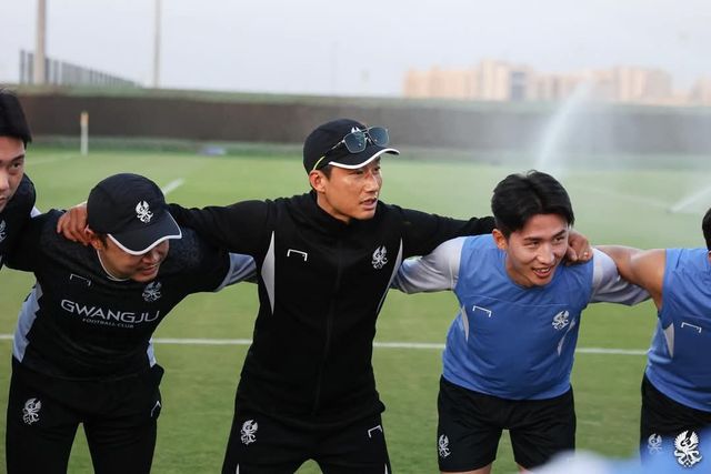 광주FC 이정효 감독(왼쪽 2번째)이 26일(한국시간) 사우디아라비아 제다의 킹 압둘라 스포츠시티 스타디움에서 열릴 알힐랄과의 ACLE 8강전을 앞두고 선수단 훈련을 이끌며 메시지를 전달하고 있다. 사진출처｜광주FC SNS