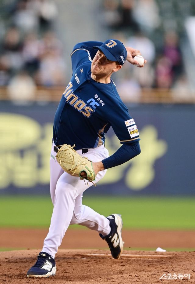 24일 서울 잠실야구장에서 열린 ‘2025 신한 SOL Bank KBO리그’ NC 다이노스와 LG 트윈스의 경기에서 NC 선발 투수 라일리가 마운드에 올라 역투하고 있다. 잠실｜주현희 기자 teth1147@donga.com