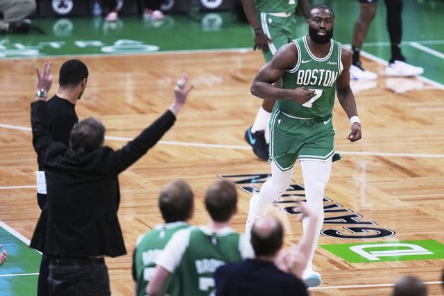 보스턴 제일런 그린(오른쪽)이 24일(한국시간) 올랜도와 PO 1라운드 2차전에서 36점·10리바운드의 더블-더블 활약으로 팀의 109-100 승리를 이끌었다. 보스턴(미 매사추세츠주)｜AP뉴시스