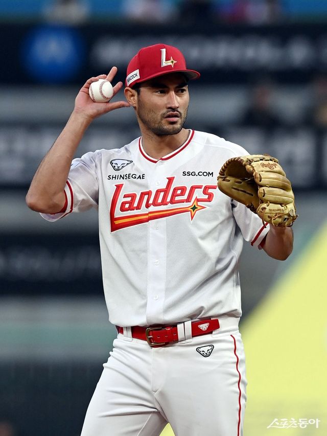 SSG 미치 화이트가 17일 인천 한화전에서 투구를 준비하고 있는 모습. 그는 23일 수원 KT전에 등판해 6이닝 5탈삼진 2실점 호투로 KBO리그 데뷔승을 챙겼다. 소속팀 SSG와 야구대표팀 모두가 반긴 소식이었다. 스포츠동아DB