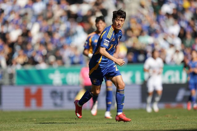 울산 최고참 이청용은 올해 팀이 급격한 리빌딩으로 과도기를 겪고 있지만 K리그1 4연패의 꿈을 내려놓지 않았다. 비시즌 팀에 합류한 영건들의 기량이 종전 베테랑들보다 못하다는 지적이 있지만 후배들을 믿는다. 사진제공｜한국프로축구연맹