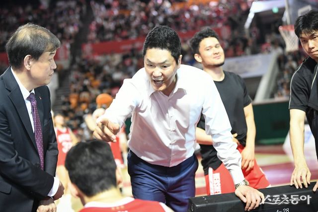 전희철 SK 감독이 23일 잠실학생체육관에서&nbsp;열린&nbsp;KT와&nbsp;4강&nbsp;PO&nbsp;1차전 도중 선수들에게 작전을 지시하고 있다. 그는 1차전을 승리했지만 팀의 경쟁력은 좋지 않았다고 솔직히 얘기했다. 사진제공｜KBL