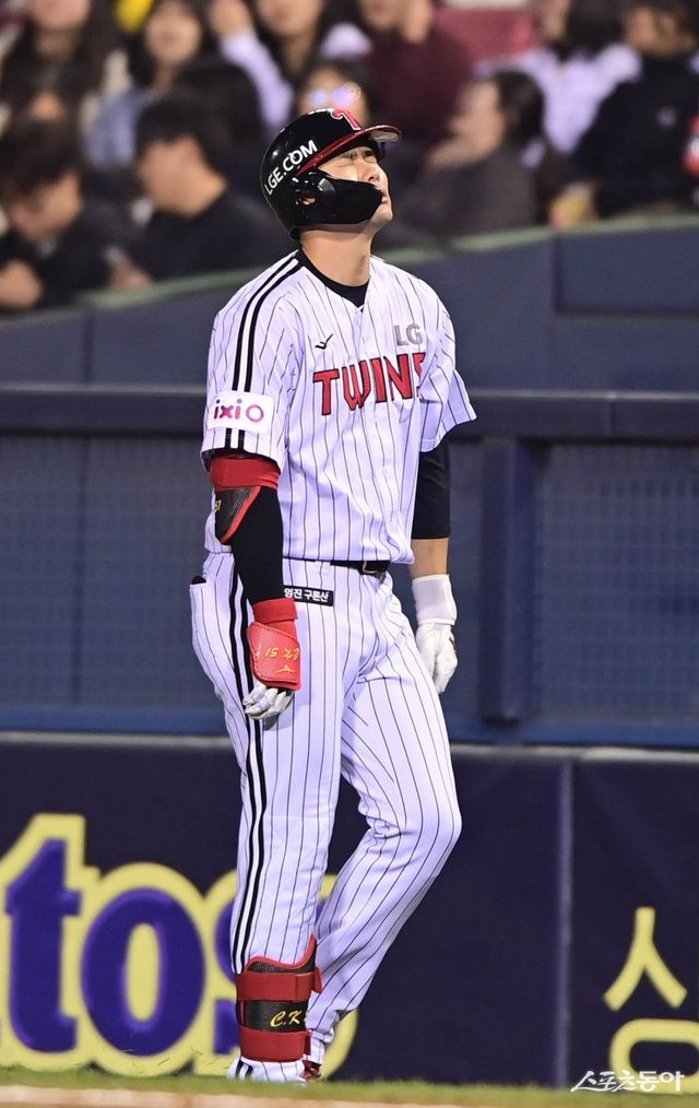 LG 홍창기는 최근 타격감이 유독 좋지 않다. LG 염경엽 감독은 24일 “홍창기가 요새 너무 운이 없다”며 ABS 스트라이크존 얘기를 꺼냈다. 염 감독은 “스트라이크 3개 중 2개는 모서리로 들어오고 있다”고 말했다. 스포츠동아DB