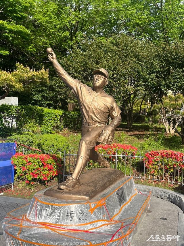 사직구장 광장의 최동원 동상이 착색 복원 작업을 하고 있다. 최동원기념사업회는 21일부터 사흘간 작업한 뒤 24일 제막식을 열었다. 사진제공｜최동원기념사업회