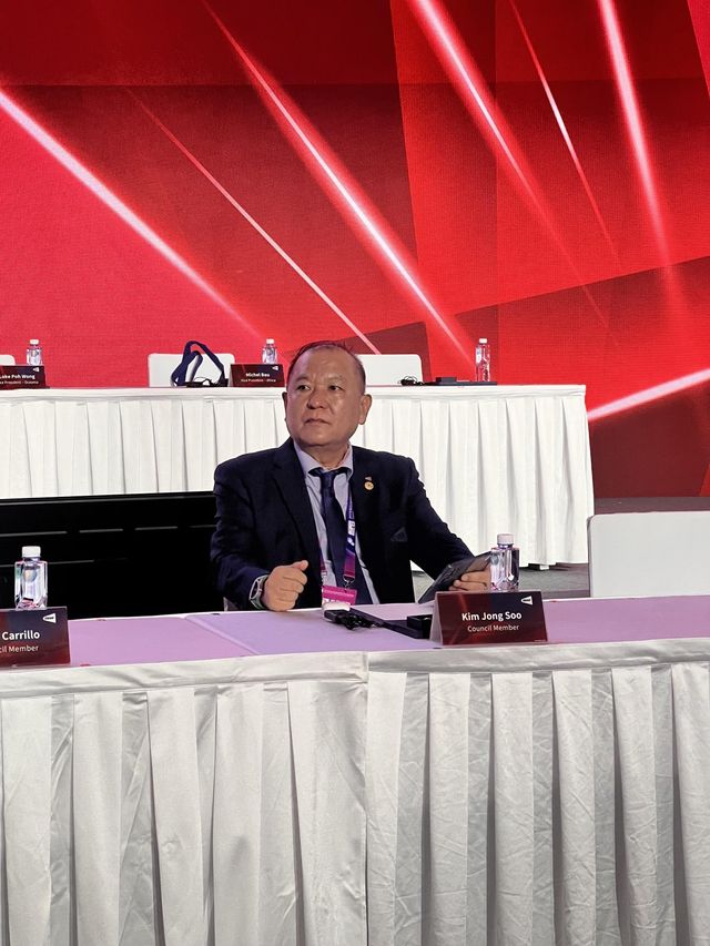 김중수 아시아배드민턴연맹 회장이 26일 BWF 이사직 연임에 성공했다. 한국배드민턴의 레전드인 그는 2021년 강영중 전 대한배드민턴협회장, 방수현 1996애틀랜타올림픽 여자단식 금메달리스트에 이은 역대 3번째 한국인 이사에 이름을 올린 바 있다. 이번 연임으로 한국의 배드민턴외교에 더 큰 힘을 보탤 것으로 보인다. 사진제공｜대한배드민턴협회