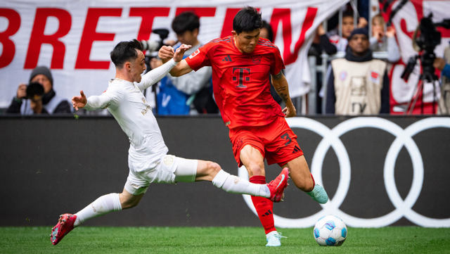 바이에른 뮌헨 김민재(오른쪽)가 독일 뮌헨의 알리안츠 아레나에서 끝난&nbsp;마인츠와 2024~2025 분데스리가 31라운드 홈경기 도중 상대 전방압박을 이겨내고 공을 걷어내고 있다. 바이에른 뮌헨은 3-0으로 이겨 잔여 3겨기에서 1승만 추가하면 자력으로 리그 우승을 확정 짓는다. 사진출처｜바이에른 뮌헨 공식 홈페이지