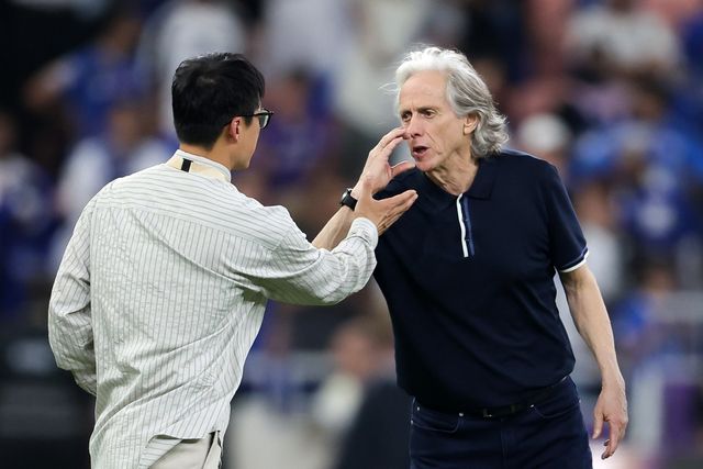 이정효 광주 감독이 26일(한국시간) 제다에서 열린 알힐랄과 ACLE 8강전을 패한 뒤 ‘승장’ 헤수스 감독에게 청한 악수를 거절당하고 있다. 헤수스 감독은 심지어 이 감독에게 ‘말이 너무 많다’는 불필요한 제스처까지 취했다. 사진제공｜한국프로축구연맹