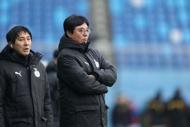 황선홍 대전하나시티즌 감독은 광주-알힐랄의 ACLE 8강전을 TV로 시청한 뒤 “K리그에 과제가 생겼다”고 말했다. 사진제공｜한국프로축구연맹