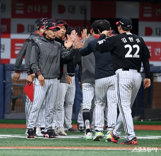 올 시즌 10개 구단 중 가장 먼저 20승 고지를 밟은 선두 LG가 선발진에 생긴 공백까지 완벽히 메우고 더 가파른 상승곡선을 그릴지 관심이 집중된다. 스포츠동아DB