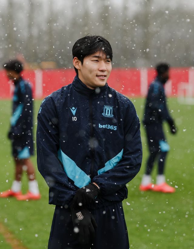 배준호가 속해 있는 스토크시티는 2024~2025시즌 챔피언십에서 승점 50의 18위로 떨어져 강등 위기에 처해있다. 강등권 마지노선인 22위 헐시티와 승점차가 3에 불과해 다음달 3일 더비 카운티와 원정 최종전에 사활을 걸어야 한다. 사진출처｜스토크시티 페이스북