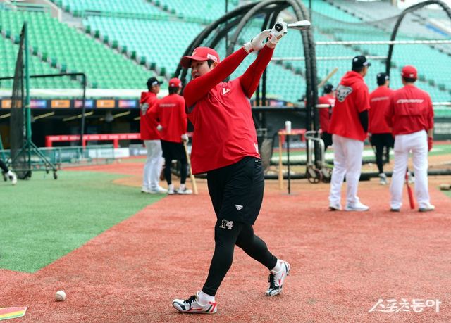 27일 인천 SSG 랜더스필드에서 ‘2025 신한 SOL 뱅크 KBO리그’ SSG 랜더스와 키움 히어로즈의 경기가 열린다. 경기 전 SSG 최정이 타격 훈련을 하고 있다. 인천 ｜ 김민성 기자 marineboy@donga.com