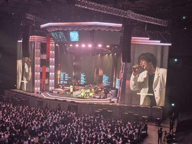 최정훈이 앙코르곡을 부르고 있는 모습.