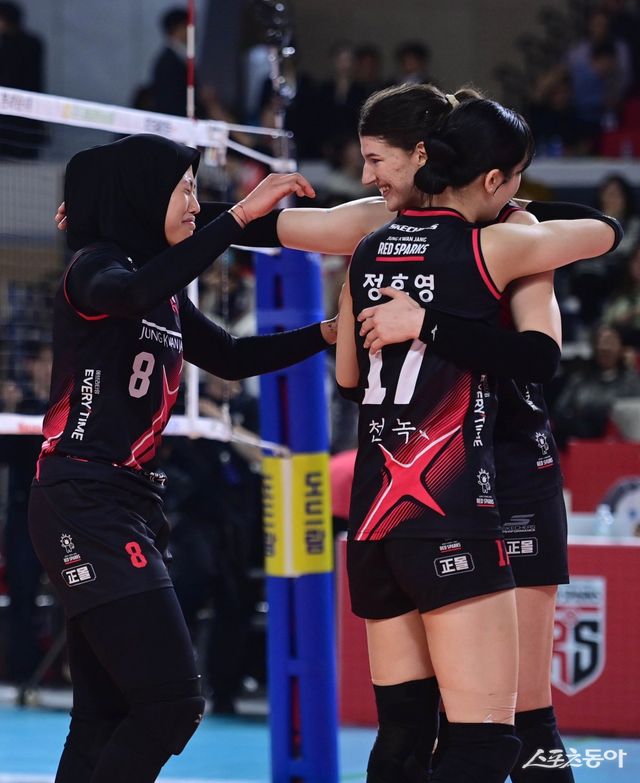 2024~2025시즌 V리그 여자부 챔피언 결정전에서 흥국생명과뜨거운 명승부를 펼쳐 준우승을 차지한 정관장은 핵심 자원들이 대거 떠나면서 큰 폭의 리빌딩이 불가피하다. 메가(왼쪽)와 부키리치 등 외국인 ‘쌍포’는 더 이상 볼 수 없다. 스포츠동아DB