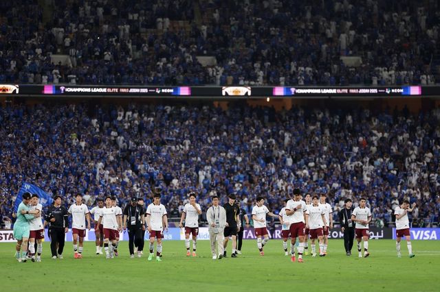 광주FC 선수들이 26일(한국시간) 제다의 킹 압둘라 스포츠시티 스타디움에서 열린 사우디아라비아 알힐랄과 ACLE 8강전에서 0-7로 대패, 4강 진출이 좌절된 뒤 그라운드를 돌며 팬들에게 인사를 전하고 있다. 사진제공｜한국프로축구연맹