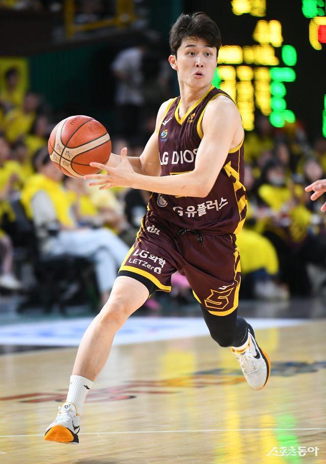 LG 양준석이 26일 현대모비스와 4강 PO 2차전 도중 패스할 곳을 찾고 있다. 그는 2차전에서 10점·9어시스트로 팀의 공격을 주도하며 LG의 4강 PO 2연승 질주에 앞장섰다. 사진제공｜KBL
