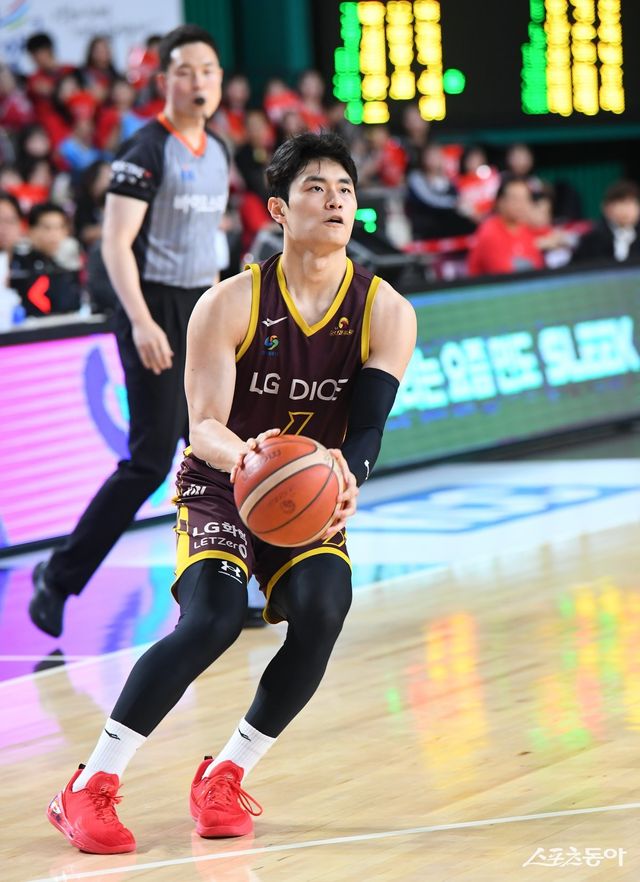 LG 유기상이 26일 현대모비스와 4강 PO 2차전 도중 슛을 시도하고 있다. 유기상은 3점슛 4방으로 LG의 공격을 주도했다. 사진제공｜KBL