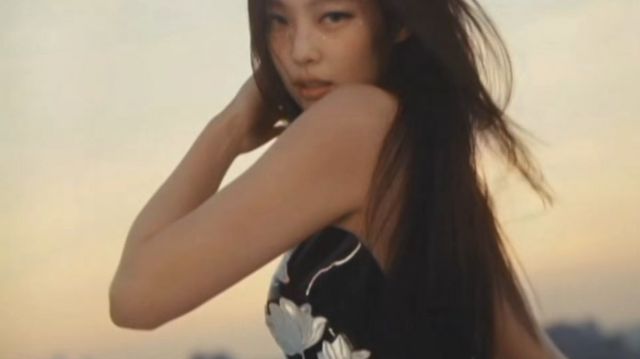 제니의 ‘애국 패션’이 화제다. 제니가 우리 전통 기법인 자개와 옻칠 공예로 만든 ‘상상 초월 의상’으로 글로벌 팝을 비롯해 패션계조차 뜨겁게 달구고 있다. ‘제니의 자개 튜브 톱’은 지난 26일 공개된 새 뮤직비디오 ‘서울시티’에 등장했다. 사진제공|OA엔터테인먼트