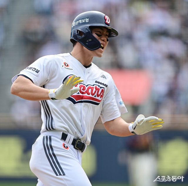 두산 오명진이 27일 잠실구장에서 열린 롯데와 홈경기 4회말 1사 만루서 우월 만루홈런을 친 뒤 세리머니를 펼치고 있다. 오명진은 데뷔 첫 홈런을 만루홈런으로 장식했다. 잠실｜주현희 기자 teth1147@donga.com