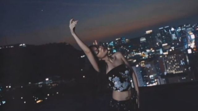 제니가 그의 새 뮤직비디오에서 입고 나온 ‘자개 튜브 톱’은 제양모와 강주현 2명의 남성 디자이너가 이끄는 국내 브랜드 ‘르쥬’(LE JE) 작품이다. 해당 제품은 ‘미인 라인’(ME-IN)이라 명명된 이들 컬렉션의 일부로, 경력 50년 이상 된 장인과 ‘300시간’ 이상 협업을 거쳐야만 비로소 1벌이 완성된다 전해진다. 사진제공|OA엔터테인먼트