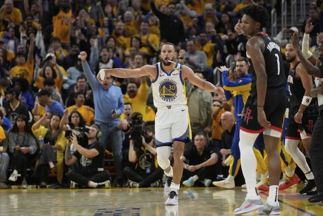 골든스테이트 스테판 커리(가운데)가 27일(한국시간) 체이스센터에서 열린 휴스턴과 NBA PO 1라운드 3차전 도중 3점슛을 터트린 뒤 환호하고 있다. 승부처에서 커리의 패스를 받은 게리 페이튼 2세의 득점이 잇따라 터진 골든스테이트가 지미 버틀러 없이 승리해 시리즈 전적 2승1패로 앞섰다. 샌프란시스코(미 캘리포니아주)｜AP뉴시스