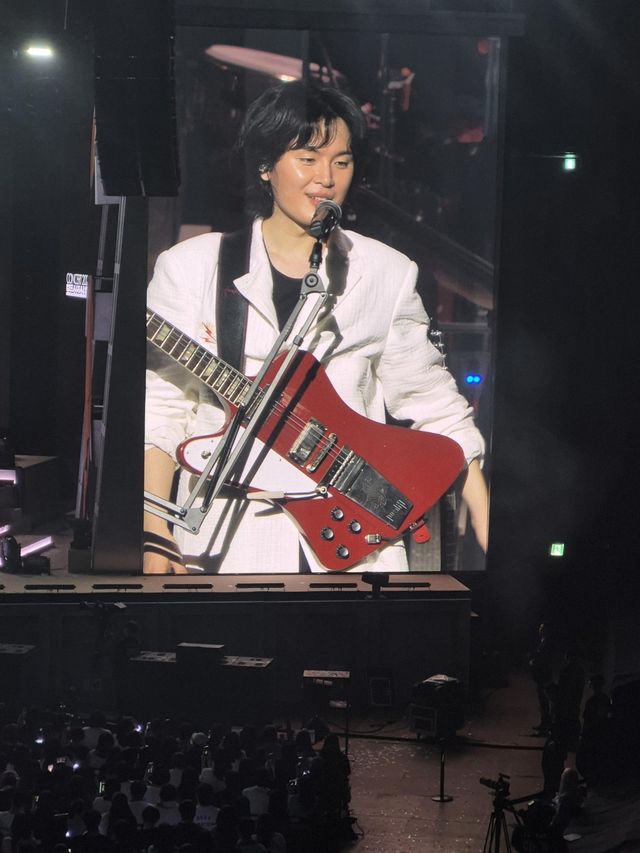 대형스크린에 비친 김도형. 반전되어 왼손잡이처럼 보이지만 그는 오른손잡이 기타리스트이다.