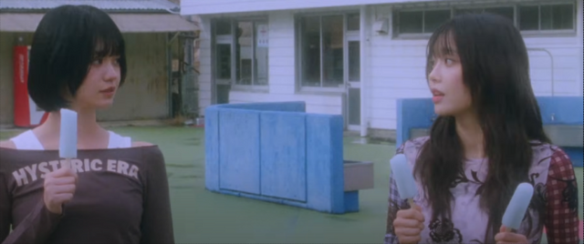 〈Only cry in the rain〉뮤직비디오의 한 장면