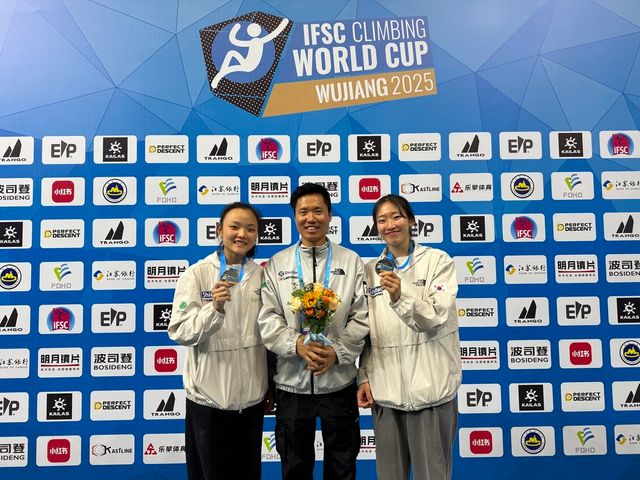 시상식에서 포즈를 취하고 있는 노스페이스 애슬리트팀 서채현 선수(좌) 및 정지민 선수(우)