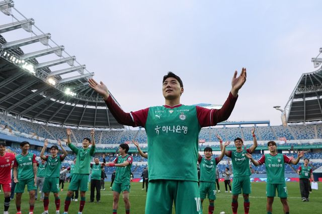 대전하나시티즌 주민규가 27일 대전월드컵경기장에서 열린 강원FC와 K리그1 10라운드 홈경기에서 결승골로 팀 승리를 견인한 뒤 홈 팬들 앞에서 승리의 세리머니를 주도하고 있다. 그는 이날 득점으로 K리그1 통산 4번째 100호골 고지를 밟았다. 사진제공｜한국프로축구연맹
