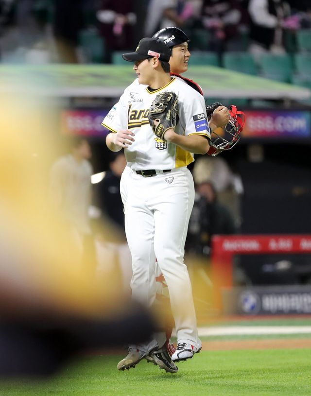 SSG 마무리투수 조병현(앞)과 포수 조형우가 팀 승리를 확정지은 뒤 함께 세리머니를 펼치고 있다. 2002년생인 조병현과 조형우는 1군 즉시 전력으로 성장해 팀의 미래와 현재를 환하게 밝히고 있다. 동갑내기 친구인 좌완 김건우와 거포 내야수 고명준의 성장세도 눈여겨 볼만 하다. 사진제공｜SSG 랜더스