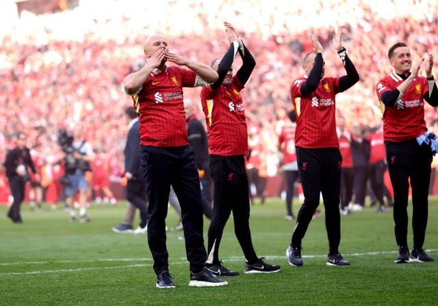 리버풀 아르네 슬롯 감독(왼쪽)이 28일(한국시간) 토트넘과 EPL 34라운드 홈경기를 5-1로 이겨 우승을 확정한 뒤 팬들과 기쁨을 나누고 있다. 사진출처｜리버풀 홈페이지