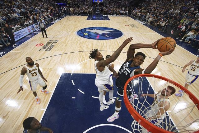 미네소타의 앤서니 에드워즈(5번)가 28일(한국시간) 타킷 센터에서 열린 NBA PO 1라운드 4차전 도중 LA 레이커스 수비수들 사이에서 골밑 공격을 시도하고 있다. 4쿼터에만 16점을 쏟아낸 에드워즈를 앞세운 미네소타가 승리하며 시리즈 전적 3승1패로 앞섰다. 미니애폴리스(미 미네소타주)｜AP뉴시스