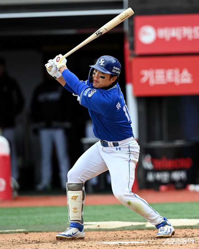 삼성 2루수 류지혁은 올 시즌 초반 공·수 양면에서 맹활약 중이다.&nbsp;유격수 이재현까지 동반 활약을 펼치고 있어 삼성의&nbsp;키스톤콤비 걱정은 완전히 사라졌다. 스포츠동아 DB