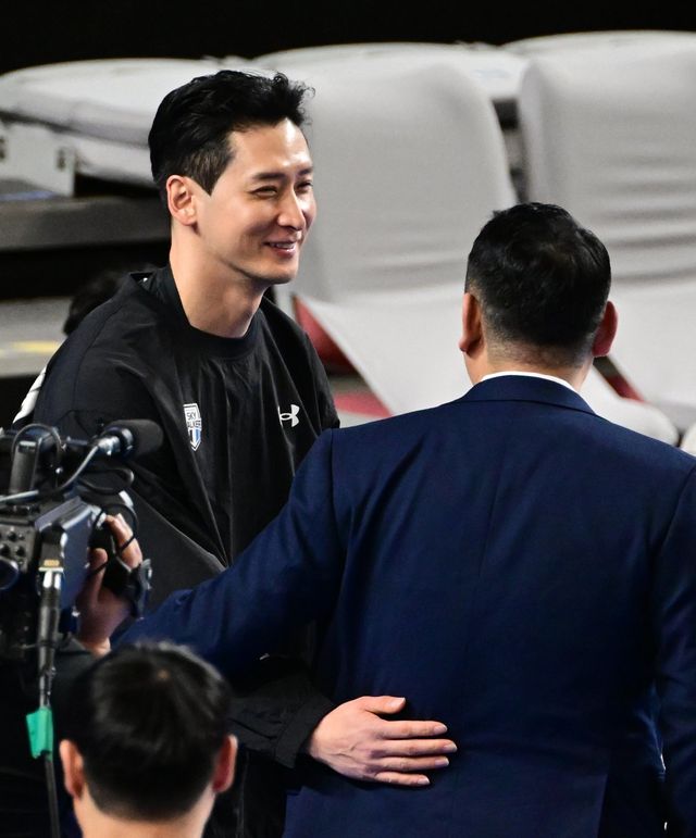 문성민(왼쪽)이 V리그 남자부 친정팀 현대캐피탈의 코치로 제2의 배구인생을 시작했다. 현대캐피탈은 챔피언 결정전이 끝난 뒤 진지한 논의 끝에 문성민의 코치 선임을 결정했다. 사진제공｜KOVO