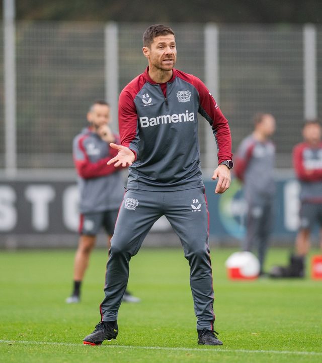 사비 알론소 레버쿠젠 감독의 사임이 임박한 것으로 보인다. 영국 매체 ‘스카이스포츠’를 비롯한 외신들은 그가 이번 시즌을 마친 뒤, 레버쿠젠의 지휘봉을 내려놓을 것으로 내다본다. 차기 행선지로는 레알 마드리드가 유력하다. 사진출처｜바이엘 레버쿠젠 공식 SNS