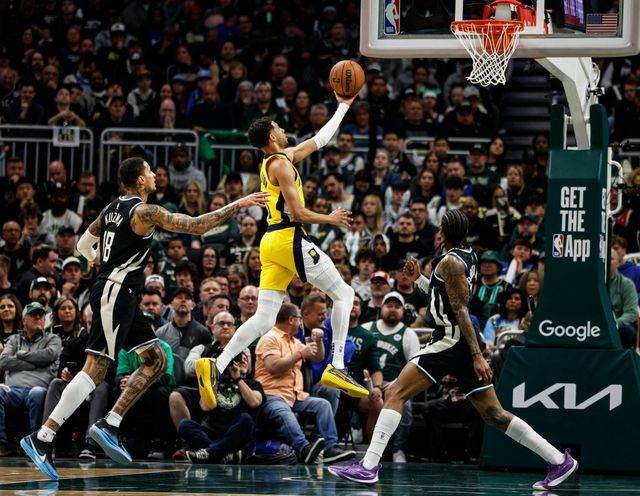 인디애나 타이리스 할리버튼(가운데)이 28일(한국시간) 파이서브 포럼에서 열린 NBA&nbsp;PO&nbsp;1라운드 4차전 도중 카일 쿠즈마(왼쪽) 등 밀워키 선수들 사이를 뚫고 레이업슛을 시도하고 있다. 인디애나가 4차전을 가져가며 시리즈전적 3승1패로 우위를 유지했다. 밀워키(미 위스콘신주)｜AP뉴시스