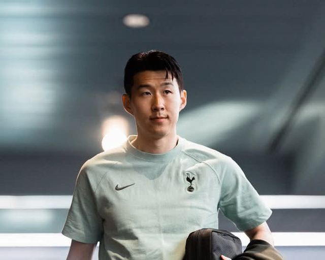 발 부상을 당한 손흥민의 복귀 시점을 놓고 엔제 포스테코글루 토트넘 감독의 말이 계속 바뀌고 있다. 그는 리버풀 원정 직후 BBC와 인터뷰에서 당초 복귀전으로 점쳐진 5월 2일 UEL 4강 1차전에서도 손흥민이 뛰지 못할 수 있다고 언급해 걱정이 커지고 있다. 사진출처｜토트넘 홋스퍼 SNS